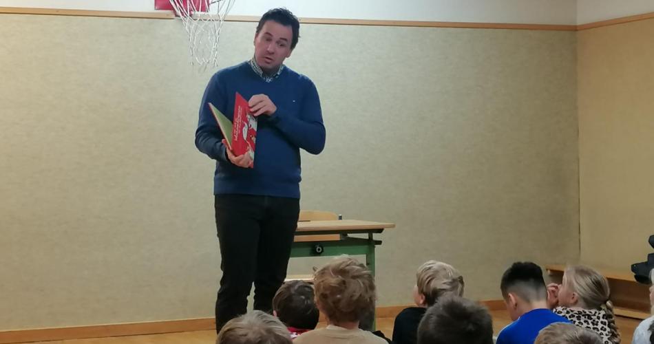 Auch heuer kamen in der Adventszeit viele Eltern in die Klassen, um den Kindern Weihnachtsgeschichten vorzulesen. Den Abschluss machte unser Herr Bürgermeister! Vielen Dank allen Vorlesern und Vorleserinnen!